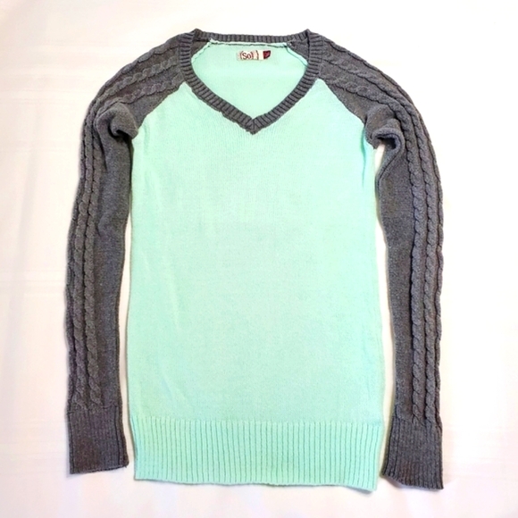 🛍2/$10 Item! Mint Green/Gray V-neck Pullover Sweater. Sz Medium - Picture 1 of 4